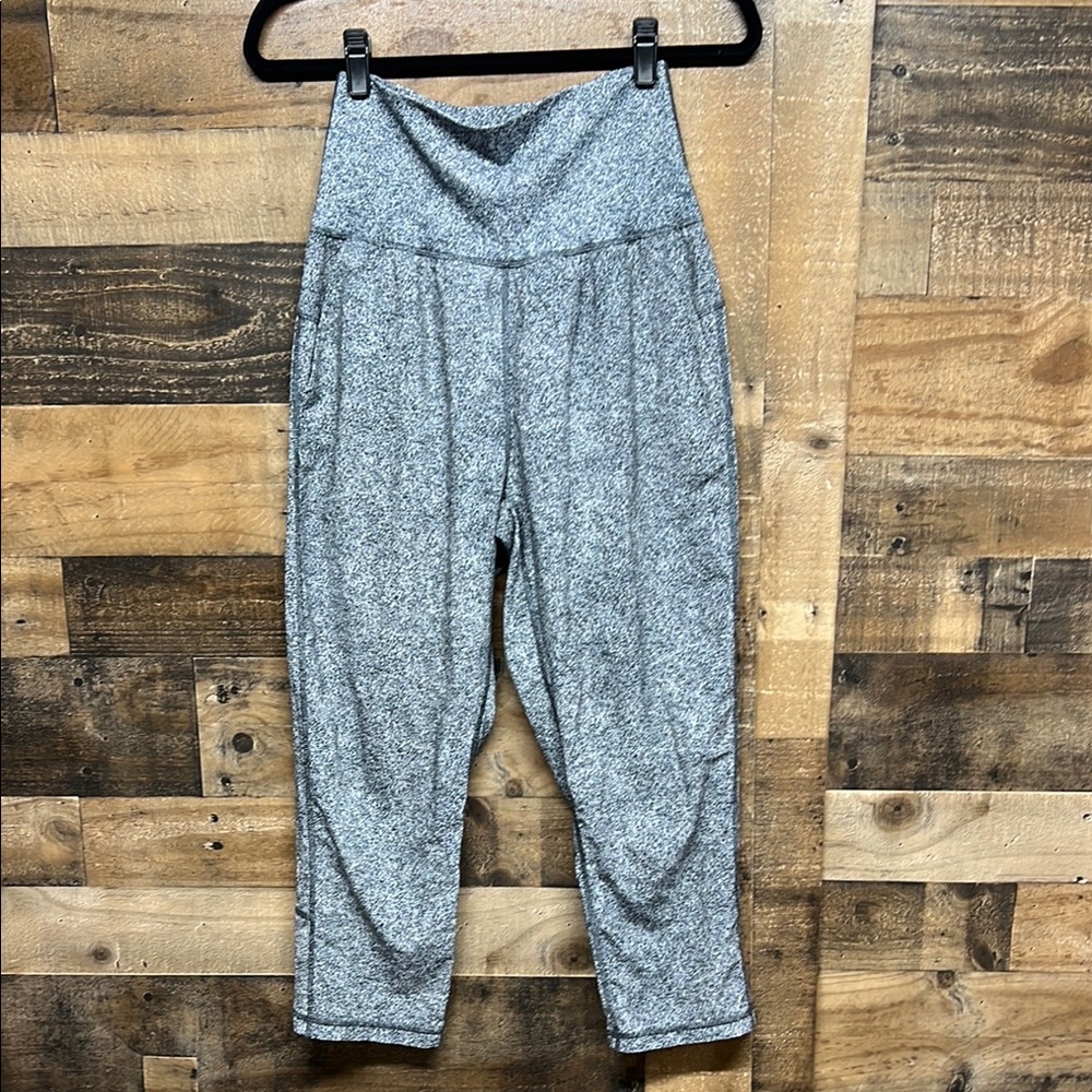 Lululemon Tranquil Crop Rio Mist White‎ Black Jogger Leggings Women's SIze 6
